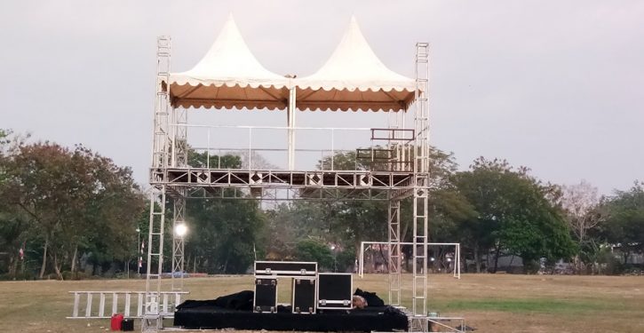 Rental vendor persewaan FOH Double deck + Riging Screen,karpet, ht handy talky, jimy jip, kamera, lampu sorort,follow,parled,dekor,starlight,tenda roders,sarbavil, laser 3D teksalat musik, mobil stage,toilet, wc, brc,,barikade gubeng, ligting, sound system, video trone, LEd creen, proyektor,partisi, lampu sorot, mobil mushola,video shooting, barikadw gubeng